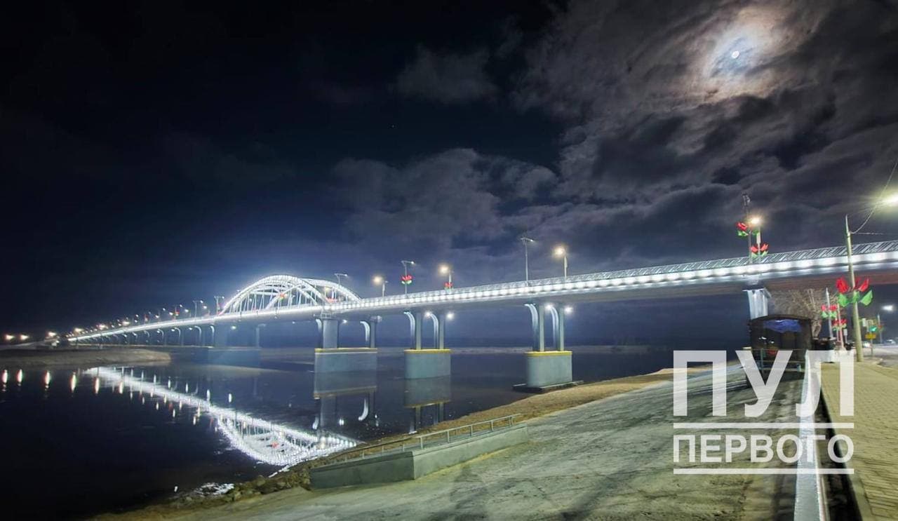 Буксір-штурхач на рацэ Прыпяць падчас работ па рэканструкцыі моста